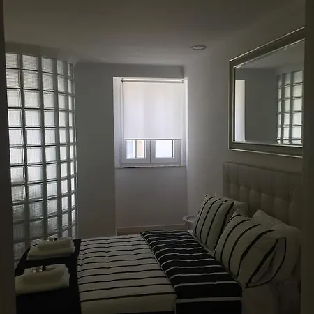 Happy Nest Charming Apartamento
